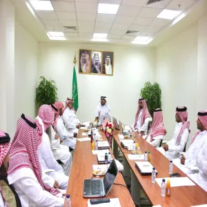 الرئيس التنفيذي للكلية التطبيقية يجتمع بالكادر الإداري بفرع الكلية برماح