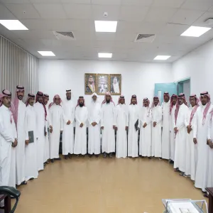 وكيل الجامعة للتنمية والاستثمار يكرم منسوبي كلية الشريعة والقانون