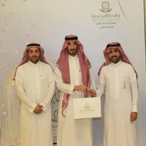 عمادة الدراسات العليا والبحث العلمي تسلم مشالح للطلبة الخريجين