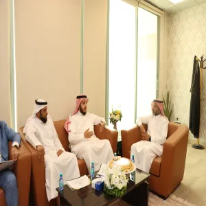 وكيل الجامعة للدراسات العليا والبحث العلمي يكرم منسوبي مركز الوثائق والمحفوظات