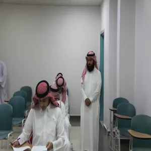 عميد كلية الشريعة والقانون يقوم بجولة تفقدية للاطلاع على سير العمل في الاختبارات النهائية