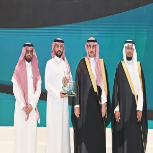 رئيس الجامعة يكرم الإدارة العامة للعلاقات والمؤتمرات
