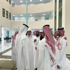 وكيل الجامعة للتنمية والاستثمار يقوم بزيارة تفقدية لكلية الشريعة والقانون للاطلاع على المشاريع والأعمال المنجزة