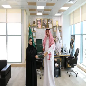 الإدارة العامة للشؤون الإدارية والمالية تتسلم نسخة من التقرير السنوي المرجعي لكلية التمريض للعام الجامعي 1446هـ