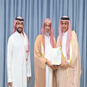وكيل الجامعة للتنمية والاستثمار يكرم الإدارة العامة للشؤون الإدارية والمالية على إنجاح مناسبات وفعاليات الجامعة