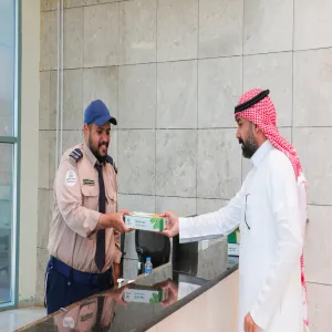 المشروعات والتشغيل والصيانة توزع التمور على منسوبي الجامعة