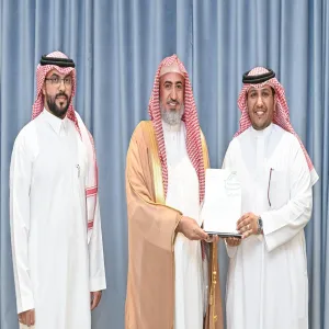 وكيل الجامعة للتنمية و الاستثمار يُكرّم الإدارة في اليوم العالمي للعلاقات العامة