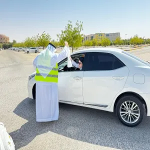 الإدارة العامة للخدمات تستقبل الطلاب والطالبات بالورود