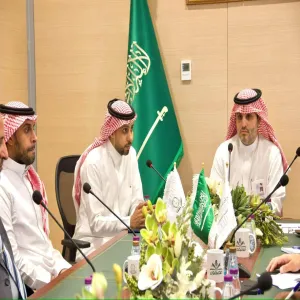 فريق من وكالة الجامعة للشؤون التعليمية في زيارة للكلية التطبيقية