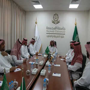 عميد كلية الشريعة والقانون يستقبل مدير عام الشؤون الإدارية والمالية