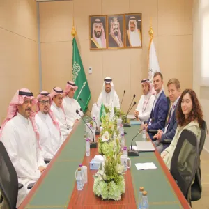 الرئيس التنفيذي يجتمع مع فريق من شركة سير موتورز