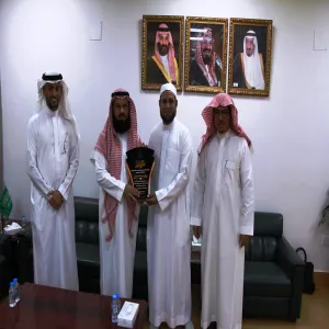 تكريم عضو هيئة التدريس بكلية الشريعة والقانون لحصوله على جائزة جامعة الشارقة للتميز البحثي
