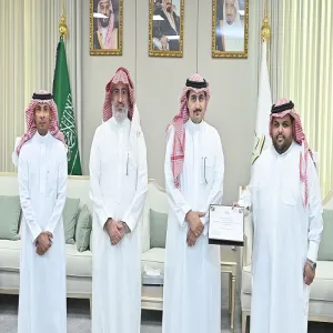 رئيس الجامعة يكرم الإدارة العامة للخدمات