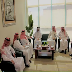 مدير عام الخدمات يزور الكلية التطبيقية