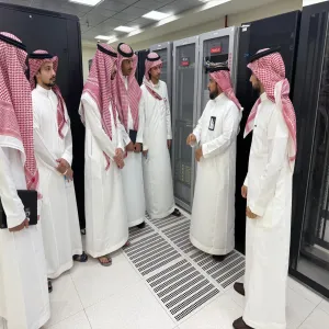 وفد طلابي من كلية الهندسة يزور العمادة و يطّلع على مركز البيانات