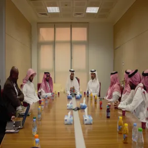 وكيل الجامعة للشؤون التعليمية يناقش جاهزية كلية إدارة الأعمال لاختبار الجاهزية وخطة التعليم الذكي