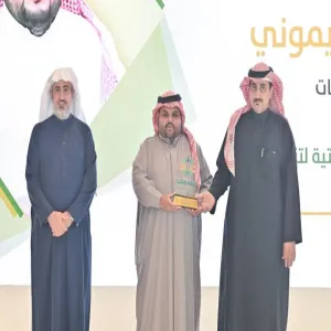 MU Rector honors the Director of the General Administration of Services for winning the Active Personality Award in Empowering Volunteer and Community Work