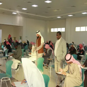 وكيل كلية الشريعة والقانون للشؤون التعليمية يقوم بجولة تفقدية للاطلاع على سير  الاختبارات النهائية