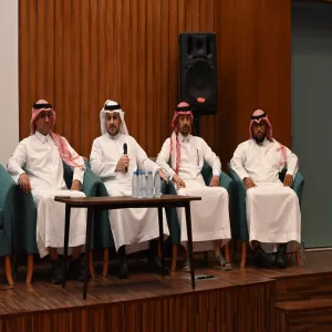 لقاء عميد الكلية بطلاب وطالبات الماجستير لتعزيز التواصل وتطوير برامج ا