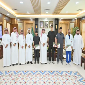 رئيس الجامعة يُكرم الطلبة الفائزين بجوائز ومسابقات محلية ودولية