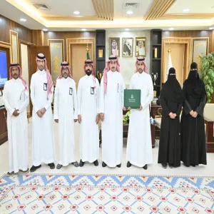 رئيس الجامعة يدشن النسخة المحدثة من الدليل التنظيمي لجامعة المجمعة