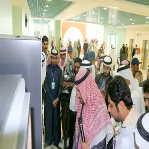 معالي مدير الجامعة يدشن مكائن البيع الذاتي بكليات الجامعة