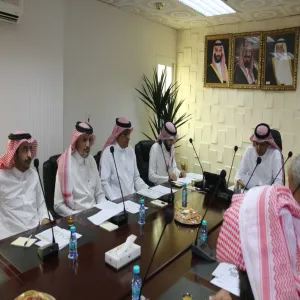 اجتماع مناقشة مؤشرات الأداء و تقويم أداء الإدارات في الإدارة العامة للشؤون الإدارية والمالية مع فريق عمادة الجودة وتطوير المهارات