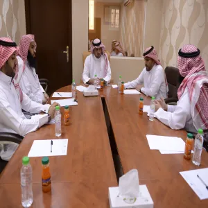 المشرف العام على  مكتب معالي مدير الجامعة يستقبل منسوبي الإدارة القانونية