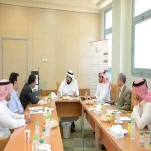 وكيل الجامعة يجتمع  مع منسوبي عمادة الجودة وتطوير المهارات