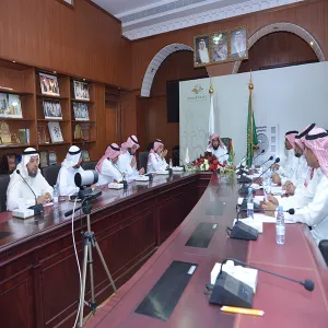 سعادة وكيل الجامعة يعقد اجتماعاً مع أعضاء لجان المقابلات الشخصية للمسابقة الوظيفية