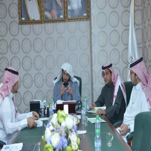 وكيل الجامعة يطلع على التقرير النهائي لأرشفة أعمال المشتريات
