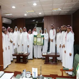 وكيل الجامعة للشؤون التعليمية يطلع على إصدارات الإدارة العامة للتشغيل والصيانة