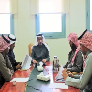 سعادة عميد الكلية يناقش تقرير لجنة التنظيم والمتابعة للاختبارات النهائية للفصل الدراسي الأول 1437/1438هـ