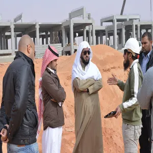 ضمن برنامج الزيارات التفقدية لمشروعات الجامعة  وكيل الجامعة يتفقد سير العمل في مشروع المباني العاجلة في رماح