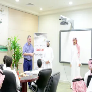عمادة شؤون الطلاب تقيم دورة في الاتصال الفعال