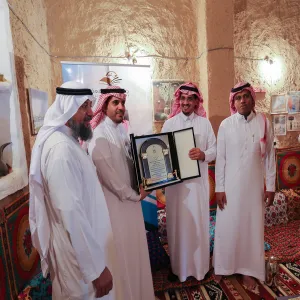 إدارة المتابعة تحتفي بمديرها السابق