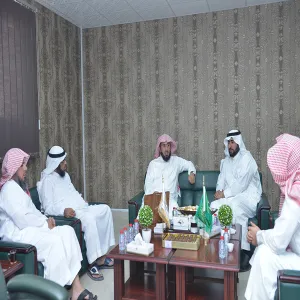 وكيل الجامعة يزور كلية العلوم والدراسات الإنسانية برماح ويتسلم نسخة من التقرير السنوي للكلية