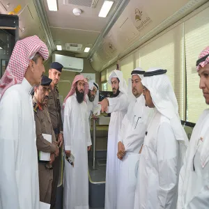وكيل وزارة التعليم المساعد لشؤون المعلمين ومدير عام فرع الرئاسة العامة للأرصاد وحماية البيئة يزوران حافلتي التدريب والتعليم الإلكتروني المجتمعي وبوابة وصول لذوي الاحتياجات الخاصة