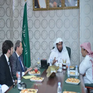 وكيل الجامعة يناقش مع إحدى الجهات المتخصصة آلية المراقبة البيئية لمعامل ومختبرات الجامعة