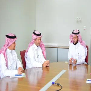 للتعريف بالبرامج المستحدثة : وفد من عمادة البحث العلمي في زيارة لكلية العلوم الطبية التطبيقية
