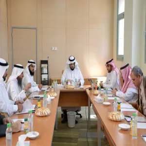 بتوجيه من معالي مدير الجامعة سعادة وكيل الجامعة يجتمع بعمداء الكليات لمناقشة تقرير تقييم أداء الكليات