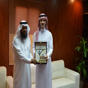 وكيل الجامعة للدراسات العليا والبحث العلمي يتسلم التقرير السنوي لكلية التربية بالزلفي