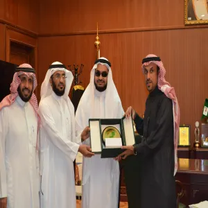 معالي مدير الجامعة يكرم المهندس مهند أبو ديه