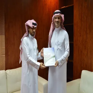 وكيل الجامعة للدراسات العليا والبحث العلمي يتسلم التقرير السنوي لعمادة الجودة وتطوير المهارات