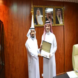 وكيل الجامعة للدراسات العليا والبحث العلمي يتسلم التقرير السنوي لكلية التربية بالمجمعة
