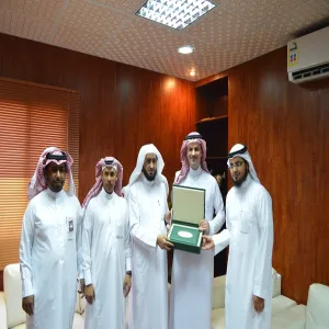 وكيل الجامعة للدراسات العليا والبحث العلمي يتسلم التقرير السنوي لعمادة التعليم الإلكتروني والتعلم عن بعد