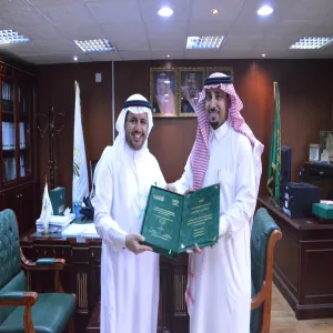 "الدكتور الرميح" يتسلم نسخة من رسالة دكتوراه "الفلسفة في العلوم" للباحث "عصام المالكي"