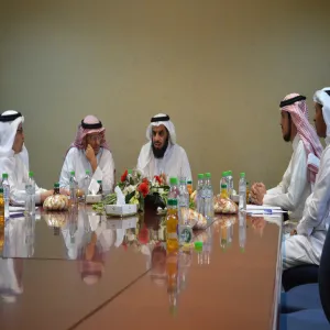 وكيل الجامعة للشؤون التعليمية يرافقه فريق الوكالة في زيارة لكلية المجتمع