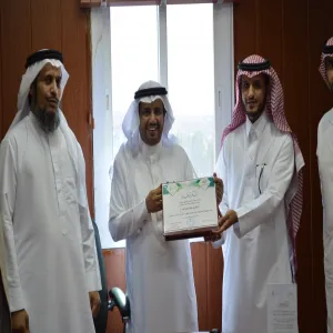بحضور عميد الجودة...وكيل الجامعة للشؤون التعليمية يكرم الدكتورة العمر