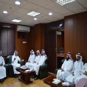 وكيل الجامعة للشؤون التعليمية يتسلم إصدارات كلية التربية ويشيد بجهودها